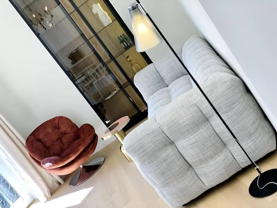 Luxuriously Furnished Bright Newly Renovated Oasis Apartment Nice