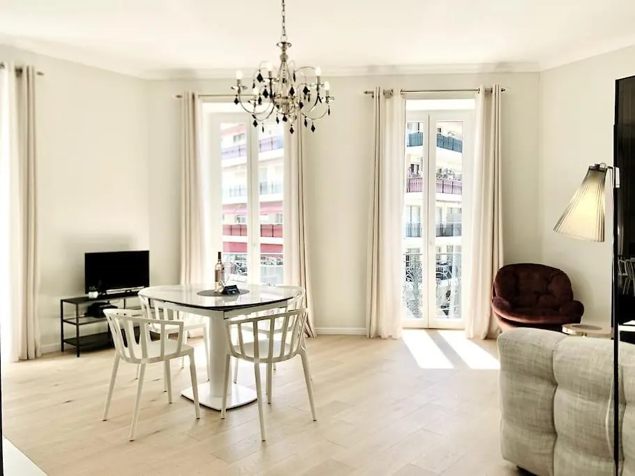 Luxuriously Furnished Bright Newly Renovated Oasis Apartment Nice