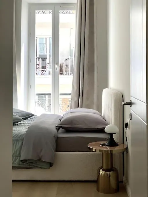 Luxuriously Furnished Bright Newly Renovated Oasis Apartment Nice