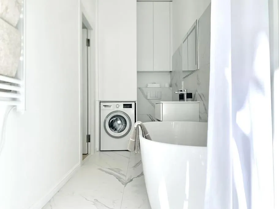 Luxuriously Furnished Bright Newly Renovated Oasis Apartment Nice 0*,
