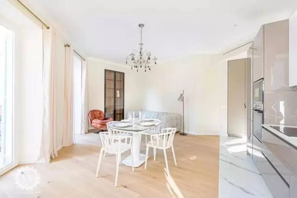 Luxuriously Furnished Bright Newly Renovated Oasis Apartment Nice