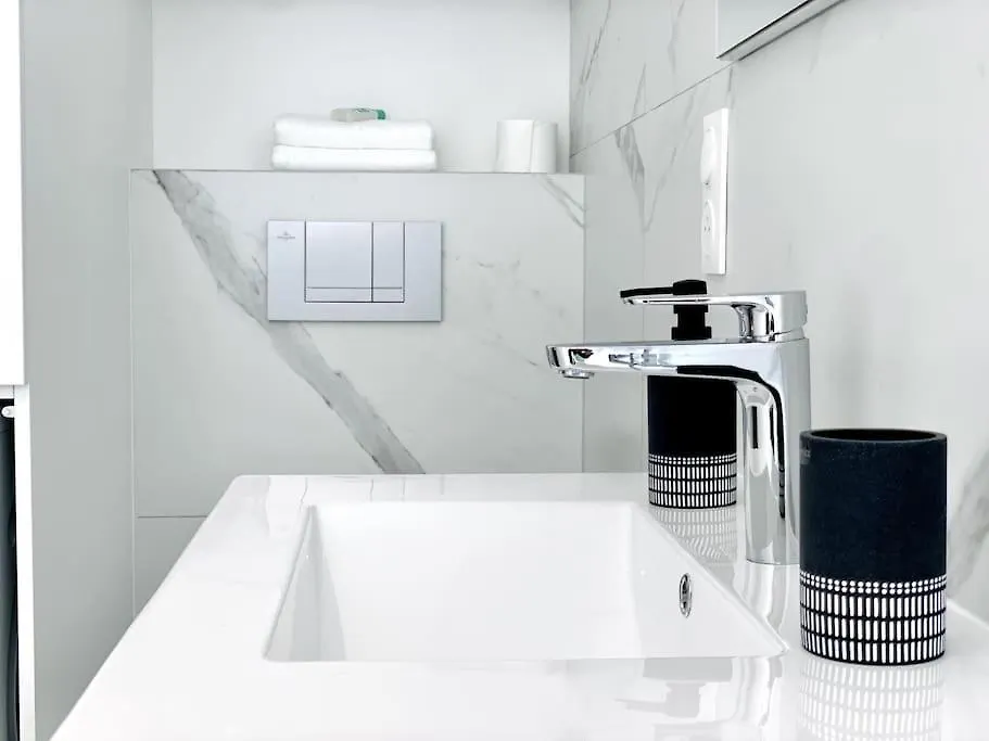 Luxuriously Furnished Bright Newly Renovated Oasis Apartment Nice