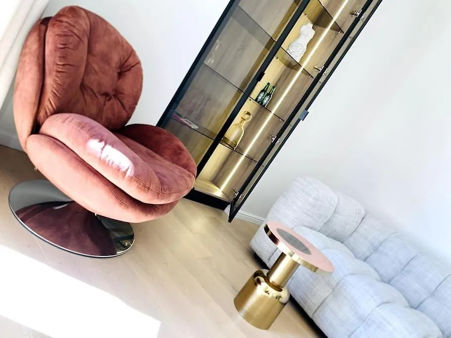 Luxuriously Furnished Bright Newly Renovated Oasis Apartment Nice