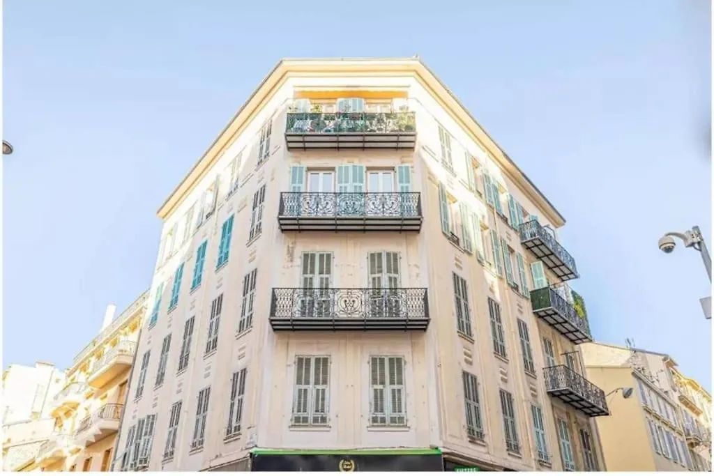 Luxuriously Furnished Bright Newly Renovated Oasis Apartment Nice