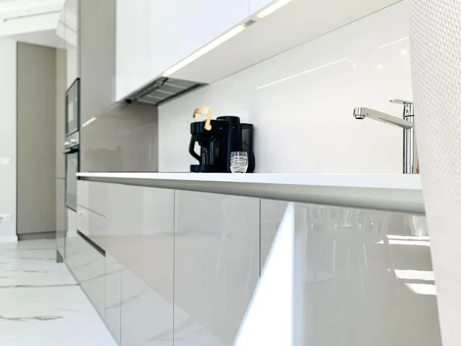 Luxuriously Furnished Bright Newly Renovated Oasis Apartment Nice