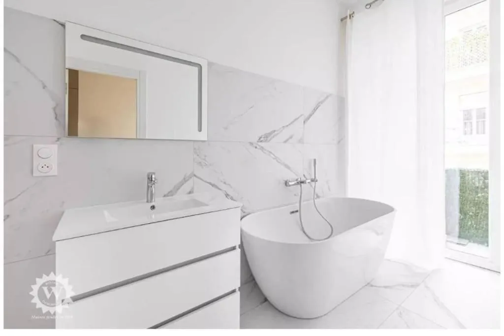 Luxuriously Furnished Bright Newly Renovated Oasis Apartment Nice