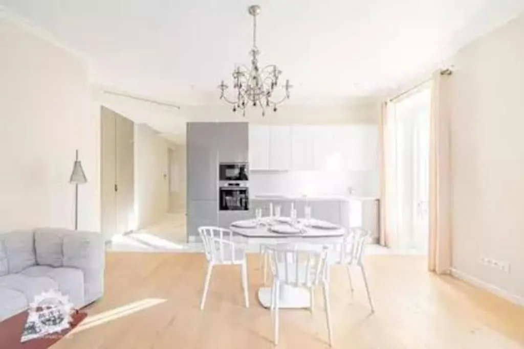 Luxuriously Furnished Bright Newly Renovated Oasis Apartment Nice