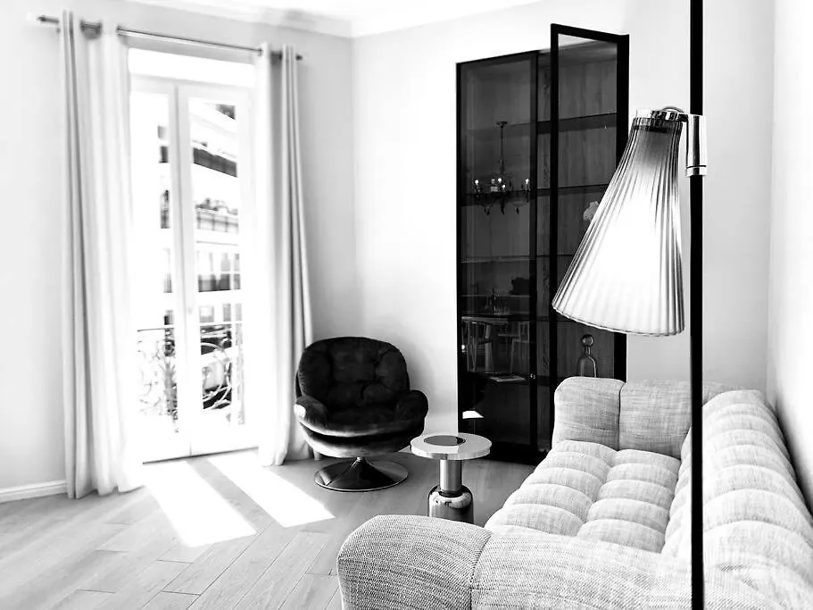 Luxuriously Furnished Bright Newly Renovated Oasis Apartment Nice