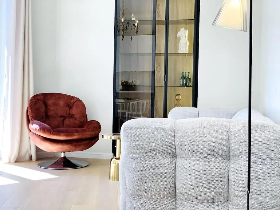 Luxuriously Furnished Bright Newly Renovated Oasis Apartment Nice 0*,